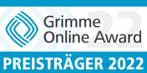 Logo aus blauen Linien, daneben steht: Grimme Online Award. Darunter steht auf blauem Untergrund: Preisträger 2022