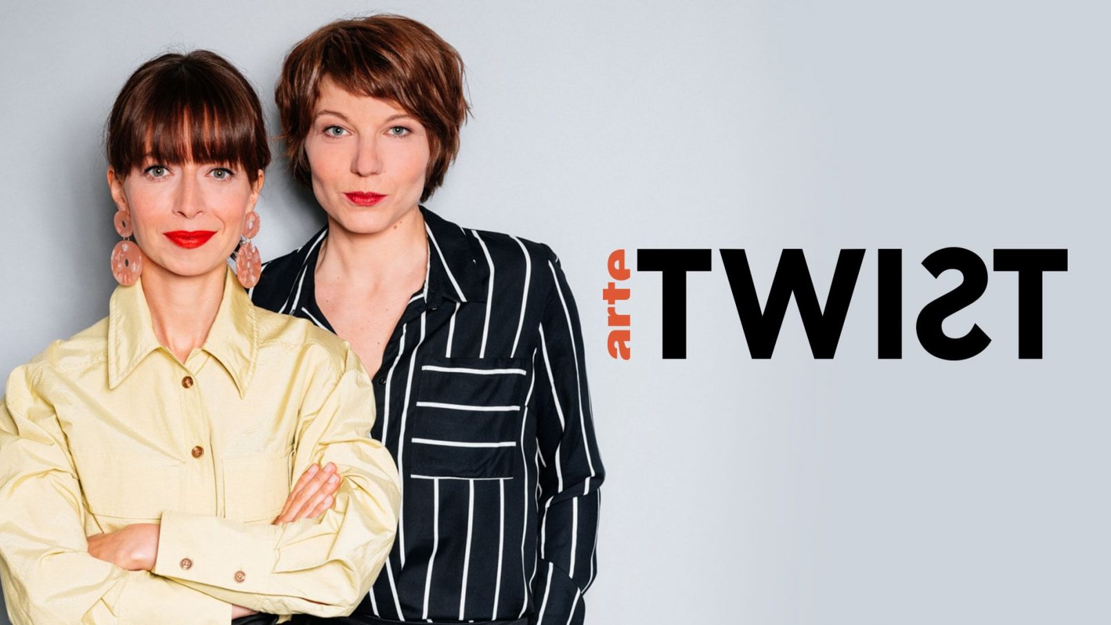 Zwei Frauen stehen nebeneinander und schauen in die Kamera. Rechts neben ihnen ist ein Logo mit der Aufschrift "Arte, Twist" abgebildet.